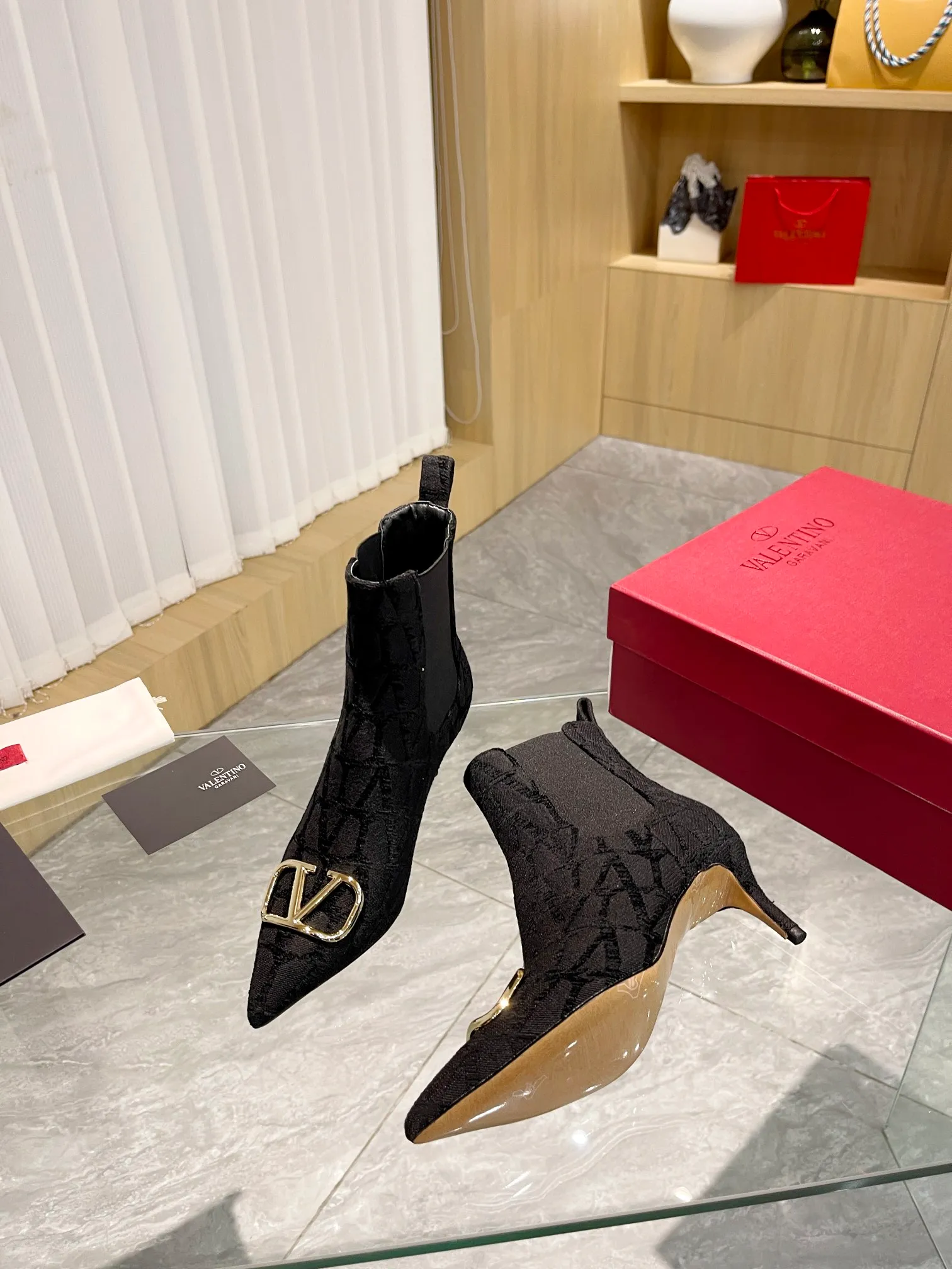 👟👟Ex-factory price 560👟👟 Genuine leather sole +40 [Valentino] Valentino ~ Unique [V logo fabric print pattern] with light gold metal [V buckle] fashion women's boots: Made with original craftsmanship, comfortable and versatile, showing long legs! Absolutely classy! Fabric: High-grade fabric printed cloth➕Imported sheepskin lining⚡Boot shaft. [Light Gold V Buckle] Decorative accessory! Outsole: 2 types: non-slip and wear-resistant rubber outsole and Italian leather outsole Size: 35−41 (customized for sizes 34-42)